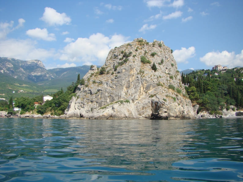 Скала Дженевез-Кая вид с моря