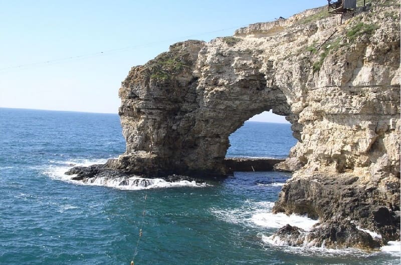 арки в скалах в западном Крыму