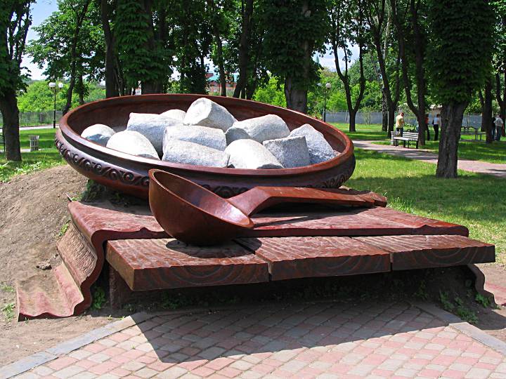 памятник галушке в Полтаве фото