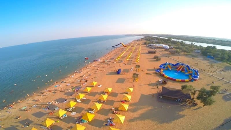 песчаный пляж с инфраструктурой фото