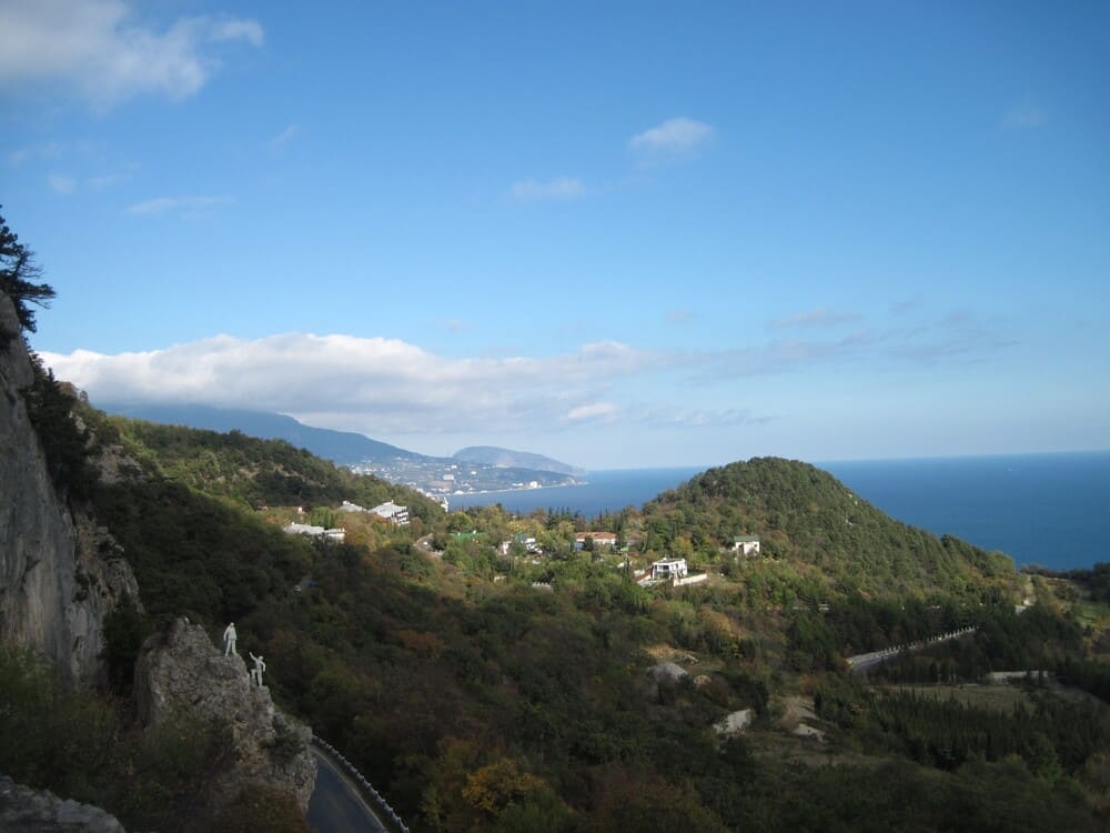 царская тропа на южном берегу Крыма вид на Ялту и горы