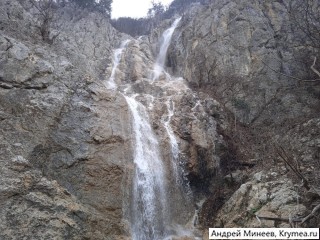 Весенний водопад на массиве Бойка